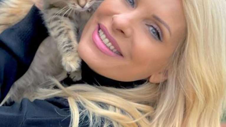 Ελένη Μενεγάκη: Βόλτα με… τρίκυκλο παρέα με τον καλύτερο της φίλο [Εικόνα]