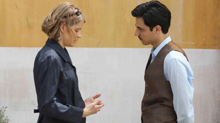 Άγριες Μέλισσες: Καρέ καρέ η πρώτη συνάντηση της εγκυμονούσας Δρόσως με τον υφασματέμπορα - Ένας έρωτας γεννιέται