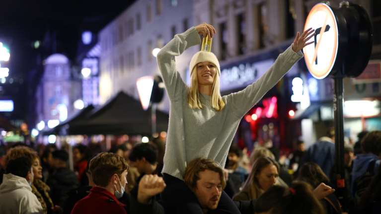 Οι Βρετανοί γλεντούν την χαλάρωση των μέτρων: Ξενύχτια και αγκαλιές στις παμπ με άφθονο αλκοόλ [εικόνες]