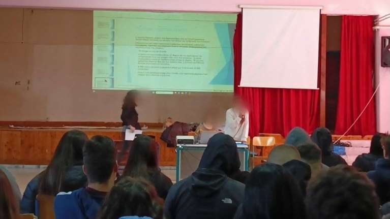 Διευθυντής ΕΠΑΛ στο Ιλιον: Δεν γνώριζα ότι ήταν μέλη του Ρουβίκωνα - ΕΔΕ μετά την εκδήλωση στο σχολείο για την έμφυλη βία