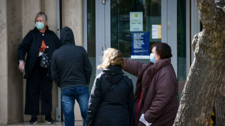 Κορονοϊός-Τράπεζες: Πώς θα κάνετε τις συναλλαγές σας, αναλήψεις, καταθέσεις, πληρωμές