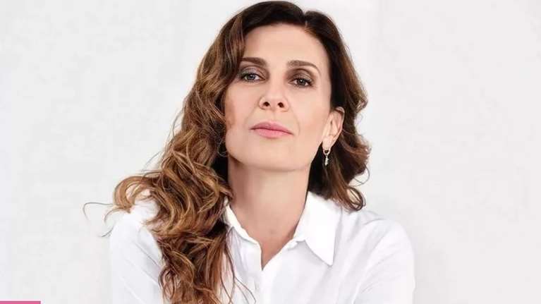 Η Κατερίνα Διδασκάλου με εμπριμέ μαγιό και ασορτί παρεό σε μία άκρως καλοκαιρινή φωτογραφία