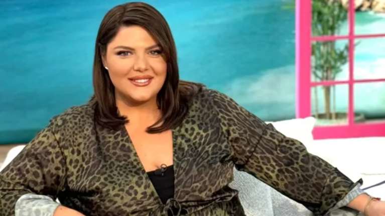 Η Δανάη Μπάρκα με τα παπούτσια που φορούν όλες οι fashionistas σε Παρίσι και Μιλάνο