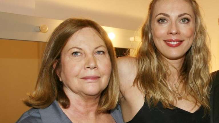 Σμαράγδα Καρύδη: Η επίσκεψη στο πατρικό της σπίτι - &quot;Στη μάνα&quot;