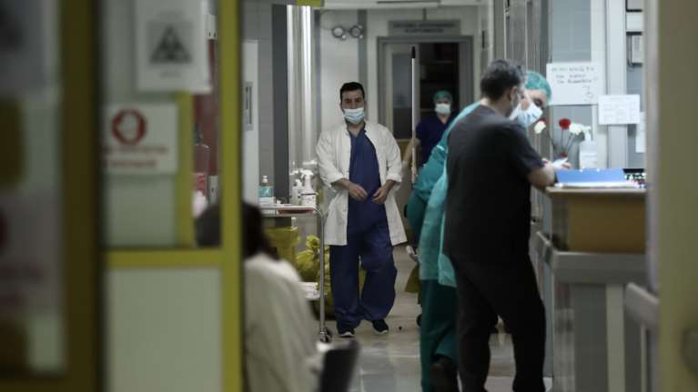 Κορoνοϊός- Μαρτυρία σοκ: &quot;Ο 39χρονος σύζυγός μου διασωληνώθηκε - Δεν είχε άλλο νόσημα&quot;