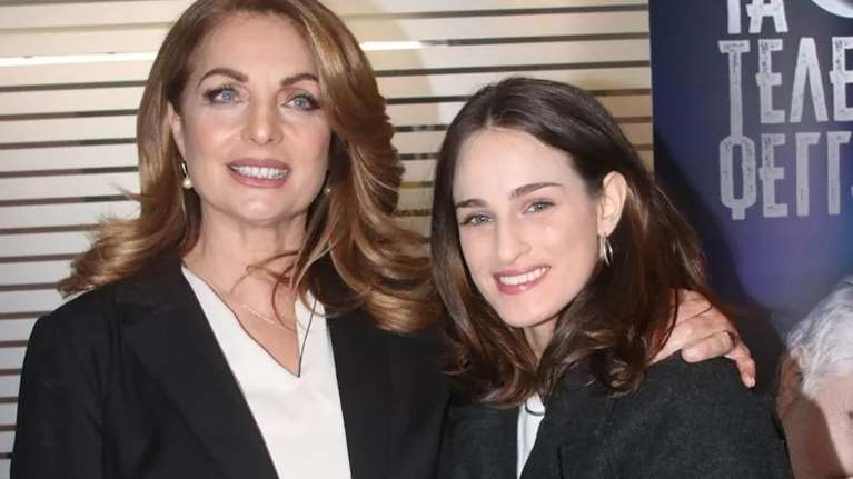 Η Μαρία Βοσκοπούλου με mini φόρεμα στο χρώμα του καλοκαιριού ποζάρει πλάι στην Άντζελα Γκερέκου