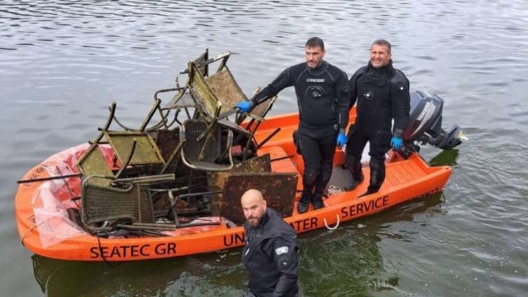 Δύτες καθαρίζουν από σκουπίδια τη λίμνη Ιωαννίνων- Βγάζουν τραπέζια και πλαστικές καρέκλες [εικόνες]