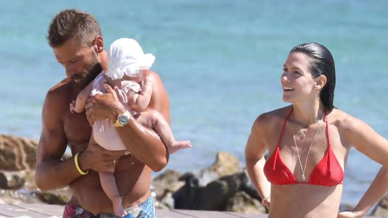 Νίκη Θωμοπούλου: Το κόκκινο μπικίνι που φόρεσε στη θάλασσα με τον Γιάννη Μαρακάκη και τη νεογέννητη κόρη τους