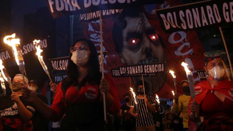 Σε κλοιό νέων διαδηλώσεων ο Μπολσονάρου: Δεκάδες χιλιάδες Βραζιλιάνοι ξανά στους δρόμους &quot;για τη δημοκρατία&quot; [Εικόνες]