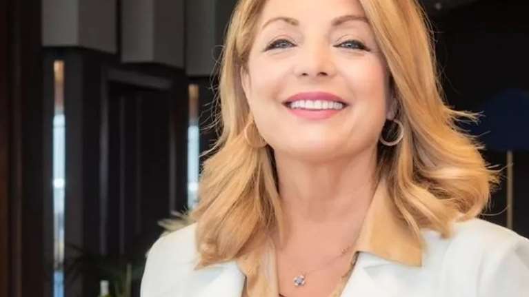 Άντζελα Γκερέκου: Με την κόρη της στο αεροδρόμιο - Η εμφάνιση χωρίς μακιγιάζ