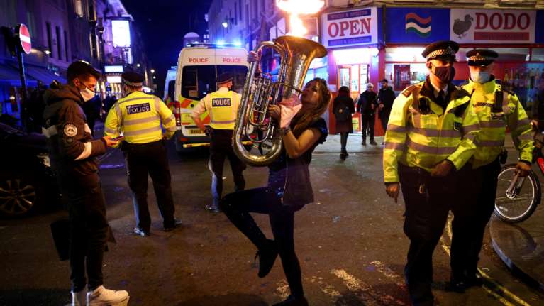 Βρετανία: Ντου της Αστυνομίας σε &quot;κορονο-πάρτι&quot; 100 ατόμων σε αυτοσχέδιο νάιτκλαμπ στο υπόγειο ενός κουρείου [Βίντεο]