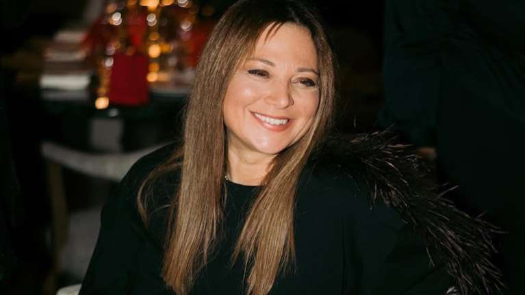 Η Νάνσυ Ζαμπέτογλου με το πολύ οικονομικό λευκό παντελόνι που θα φορέσεις με άπειρους τρόπους