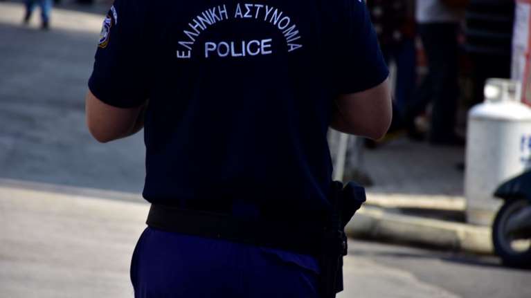 Ελεύθερος ο αστυνομικός που λήστεψε επιχειρηματία- Αλλα κατέθεσε ο συνεργός του, άλλα αυτός