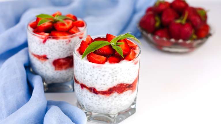 Ελαφρύ και δροσερό γλυκό με 4 υλικά: Μους γιαουρτιού με φρούτα, χωρίς ζάχαρη