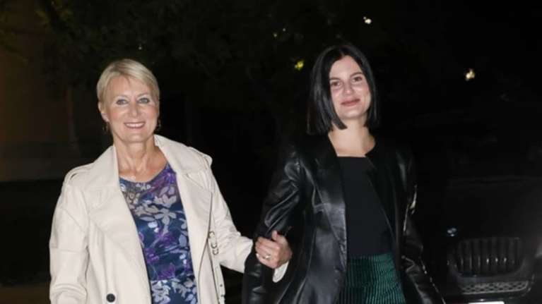 Η Νατάσα Παζαΐτη φωτογραφίζει την 22χρονη κόρη της Αλίκη στις διακοπές τους