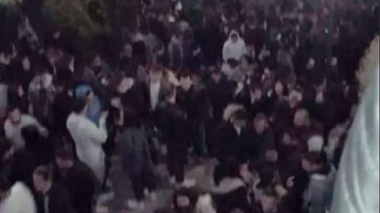 Χαμός με τα υπαίθρια κορονο-πάρτι στην Πάτρα: Ξεσηκώθηκαν οι έμποροι και οι εστιάτορες, απειλούν με μηνύσεις