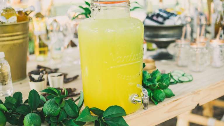 Δροσερή σπιτική λεμονάδα χωρίς ζάχαρη: Η εύκολη συνταγή με 3 υλικά - έτοιμη σε 10 λεπτά