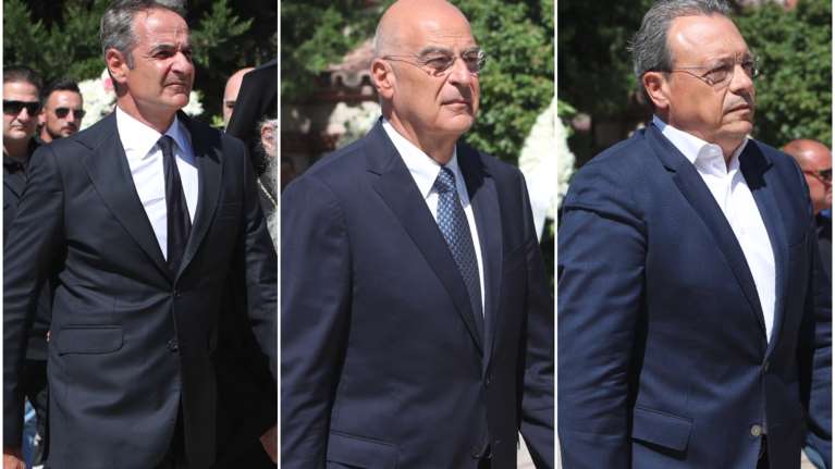 Πλήθος κόσμου στο τελευταίο αντίο στον Απόστολο Βεσυρόπουλο - Ποιοι έδωσαν το παρών [εικόνες]