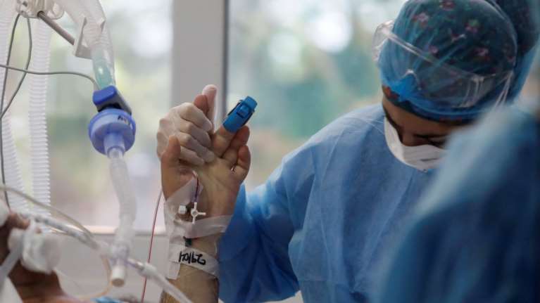 Ηχηρό &quot;καμπανάκι&quot; Μόσιαλου: Προσοχή να μην επικρατήσει η ινδική μετάλλαξη στους μη εμβολιασμένους  [Γράφημα]