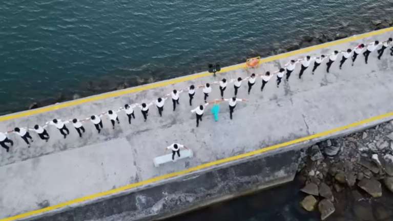 Στην Μυτιλήνη χόρεψαν το μεγαλύτερο συρτάκι του Αιγαίου - Ζορμπάς, πιάνο και χορός σε ιστιοπλοϊκά [βίντεο]