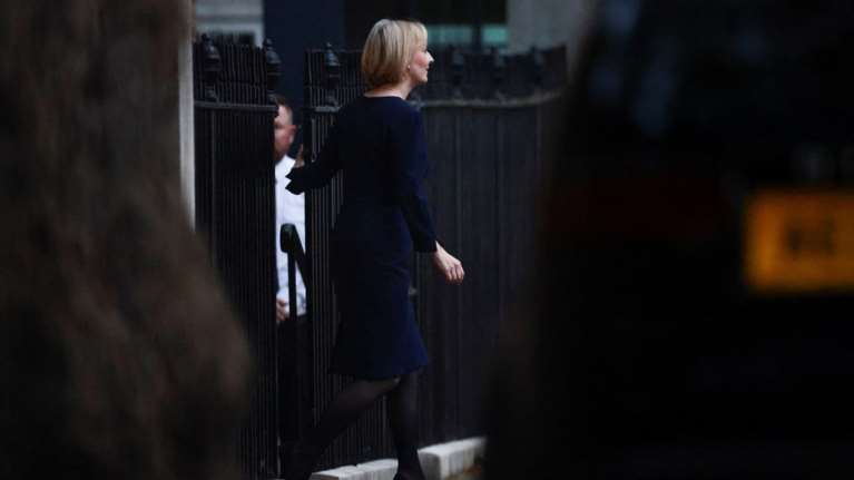 Οι Βρετανοί δείχνουν την έξοδο στη Λιζ Τρας: Οκτώ στους δέκα αποδοκιμάζουν την κυβέρνησή της