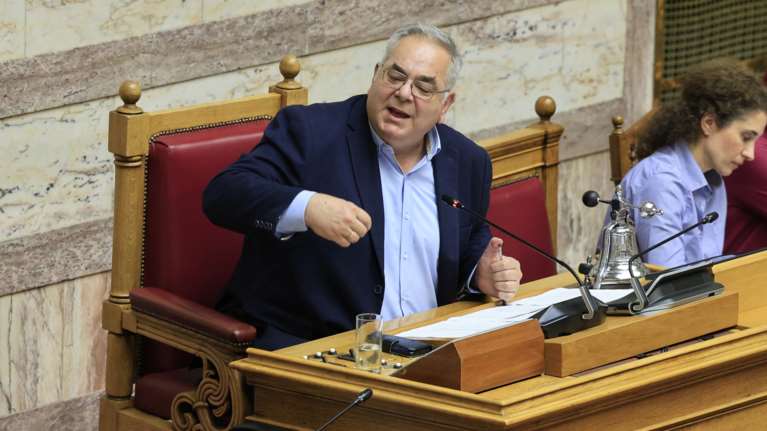 Πρόταση δυσπιστίας: "Κουμπάρε, δεν ξέρω... έτσι ειπώθηκε" - Η ατάκα του προεδρεύοντα Γ.  Λαμπρούλη σε βουλευτή