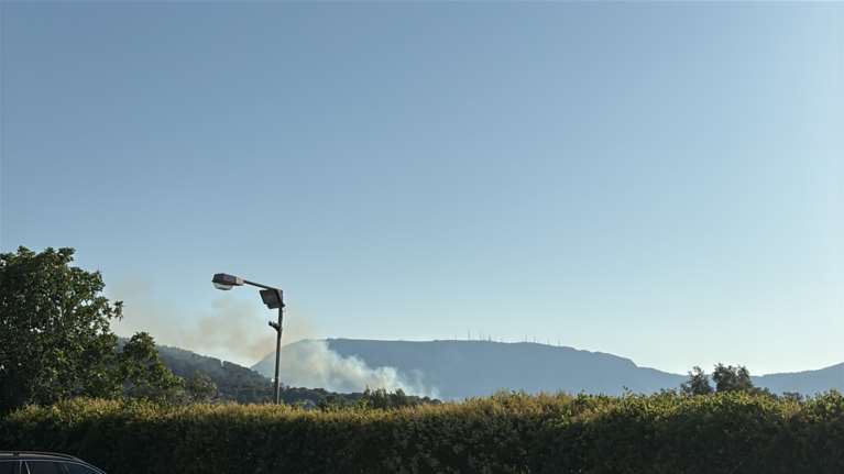 Φωτιά στην Παιανία, κοντά σε οικισμό: Ηχησε το 112 - Μεγάλη κινητοποίηση της πυροσβεστικής