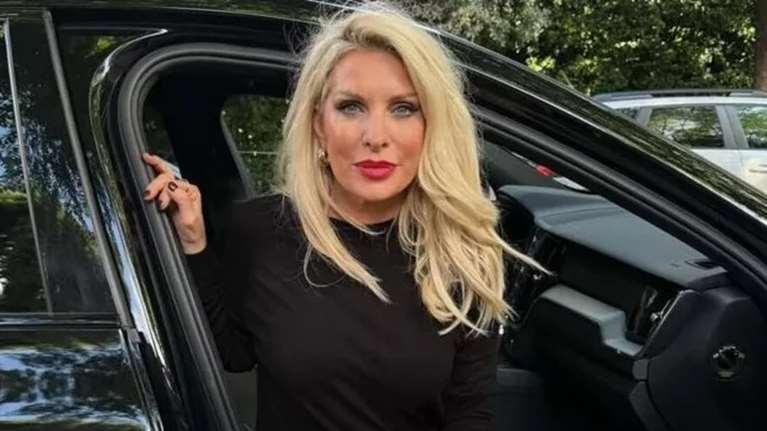 Η εγκυμονούσα Ελένη Μενεγάκη αγκαλιά με τη Βίκυ Καγιά πριν από 18 χρόνια