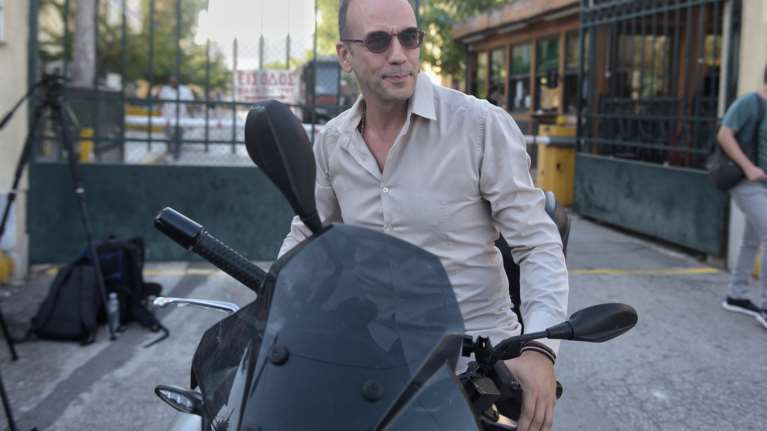 Πάνος Μουζουράκης: Τα &quot;fake news&quot; του διαδικτύου έγραψαν ότι &quot;έφυγε&quot; από τη ζωή