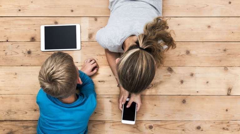 Γονείς: Πρέπει να &quot;παρακολουθούμε&quot; τα κινητά και τα tablet των έφηβων παιδιών μας;