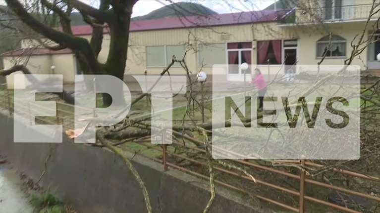 Εβδομήντα σπίτια έπληξε ο ανεμοστρόβιλος στην Παραμυθιά - Χιονοπτώσεις στην περιοχή