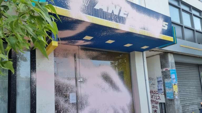 Πέταξαν μπογιές στα γραφεία της ΑΝΕΚ στην Κρήτη - Διαμαρτυρία για τον θάνατο του 36χρονου Αντώνη [εικόνες]