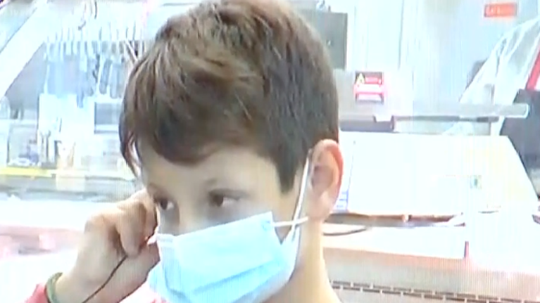 Τηλεκπαίδευση: Συγκινεί 9χρονος στην Πάτρα - Χωρίς laptop και ίντερνετ κάνει μάθημα σε κρεοπωλείο, από το κινητό της γιαγιάς του