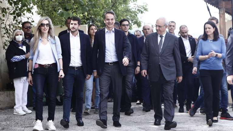 Εκλογές - Με τα παιδιά του στο εκλογικό κέντρο ο Κυριάκος Μητσοτάκης: Αύριο θα ξημερώσει ακόμη καλύτερη μέρα