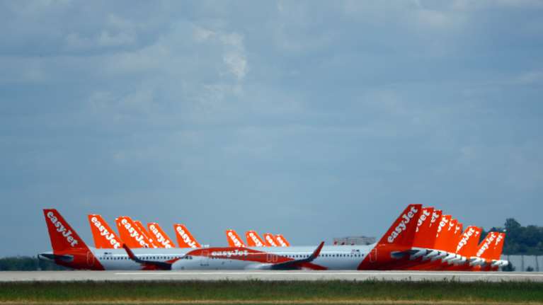 Η easyJet ανακοίνωσε πως μειώνει το προσωπικό της κατά 30% λόγω κορονοϊού