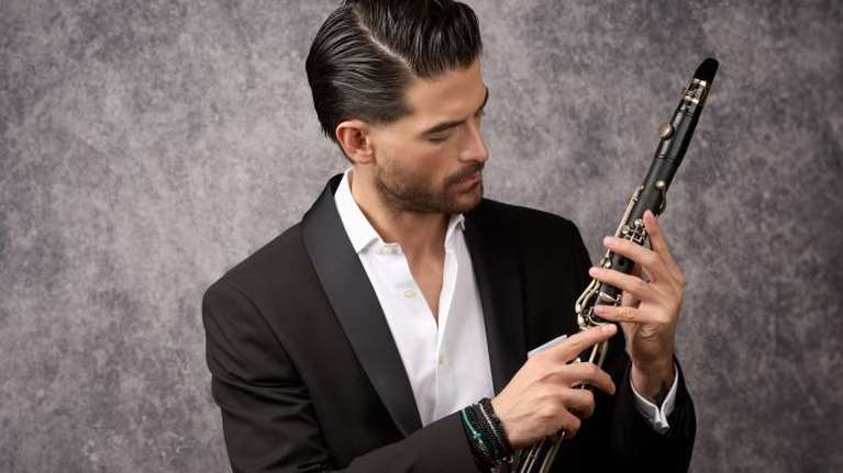 Άρης Μουγκοπέτρος: Τραυματίστηκε σοβαρά από έκρηξη κροτίδας σε γλέντι στην Αχαΐα [βίντεο]