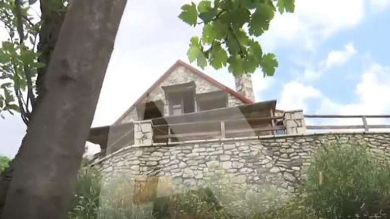 Γιώργος Τράγκας: Αυτό είναι το πέτρινο σαλέ του στον Παρνασσό - Γιατί έφυγε παίρνοντας όλα τα έπιπλα