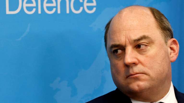 Βρετανός Υπ. Αμυνας: Η εισβολή της Ρωσίας στην Ουκρανία δεν πάει καθόλου καλά- Γιατί έχουν κολλήσει τα τανκς έξω από το Κίεβο