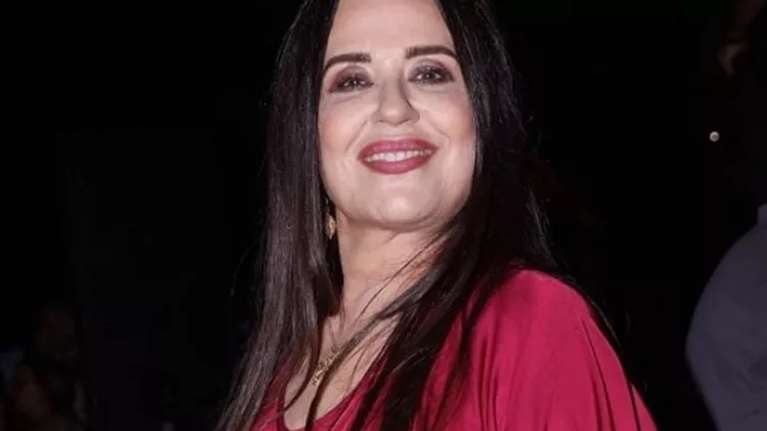 Μαρία Τζομπανάκη: Η εντυπωσιακή εμφάνισή της σε εκδήλωση στους Αμπελόκηπους- Το κόκκινο μάξι φόρεμά της