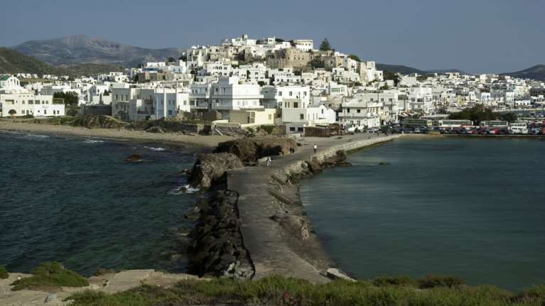 Σοβαρό ατύχημα στη Νάξο για 14χρονη τουρίστρια- Έπεσε από το μπαλκόνι μαγαζιού εστίασης