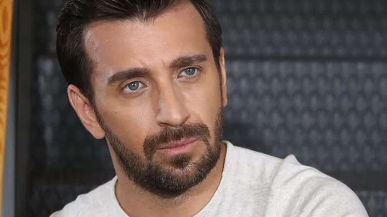 Θάνος Πετρέλης: Ποζάρει με τις πανέμορφες κόρες του στην πιο όμορφη και γιορτινή φωτογραφία