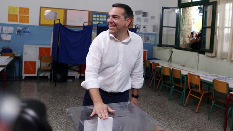 Στο Περιστέρι ψήφισε ο Αλέξης Τσίπρας - Χαμογελαστός και ευδιάθετος [βίντεο]
