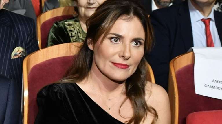 Η Μπέττυ Μπαζιάνα με γκρι κοστούμι και μαύρες γόβες στη Θεσσαλονίκη