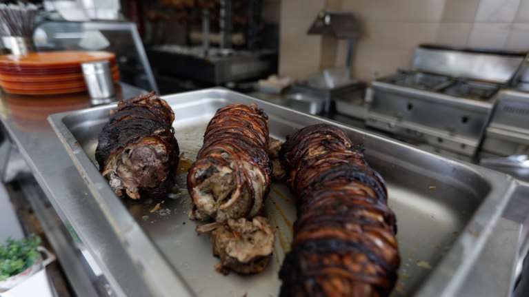 Αυτή είναι η αλήθεια για το κοκορέτσι - Ο Ηλίας Μαμαλάκης απαντά για το αν είναι ελληνικό ή τουρκικό [Βίντεο]