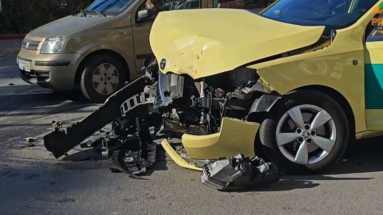 Μετωπική σύγκρουση ανάμεσα σε βαν και ταξί στην Ευελπίδων - Εχει διακοπεί η κυκλοφορία