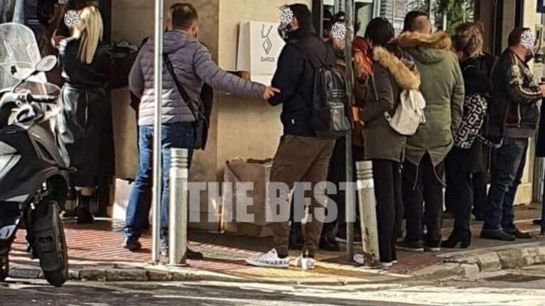 Χαμός στην Πάτρα: Πλήθος κόσμου στους δρόμους - Προκλητικά "ρεβεγιόν" στα… κλειστά μπαράκια