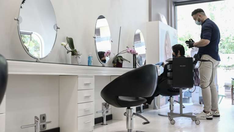 Μύλος με τα κομμωτήρια- Ανοίγουν ανακοίνωσε το Επιμελητήριο, δεν το επιβεβαιώνει ο Αδωνις Γεωργιάδης