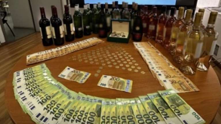 Κύκλωμα λαθρεμπορίας ποτών: Χειροπέδες σε 12 άτομα - Βρέθηκαν πάνω από 120.000 ευρώ -  3 εκατ. οι τελωνειακές επιβαρύνσεις