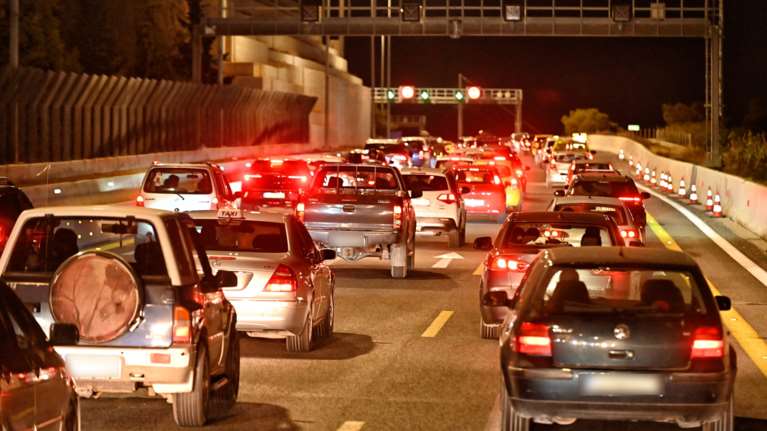 Καθαρά Δευτέρα: Με χαμηλές ταχύτητες η έξοδος  - Τα σημεία με αυξημένη κίνηση - 59.874 οχήματα έφυγαν από την Αττική