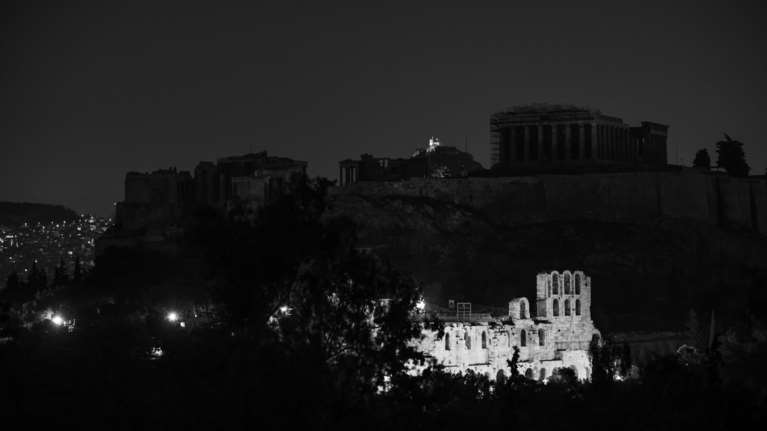 Ώρα της Γης στην Αθήνα: Έσβησαν τα φώτα σε κορυφαία Μνημεία και τοπόσημα [Εικόνες]
